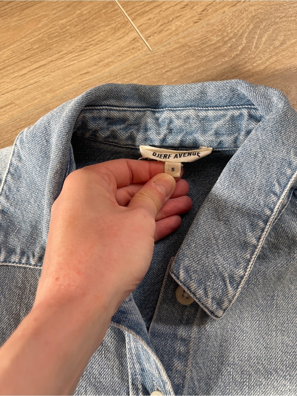 djerf avenue denim shirt washed blue - Picture 3 of 8
